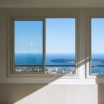 Porte alu sur mesure : un atout assurance habitation