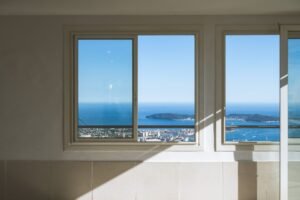 Porte alu sur mesure : un atout assurance habitation