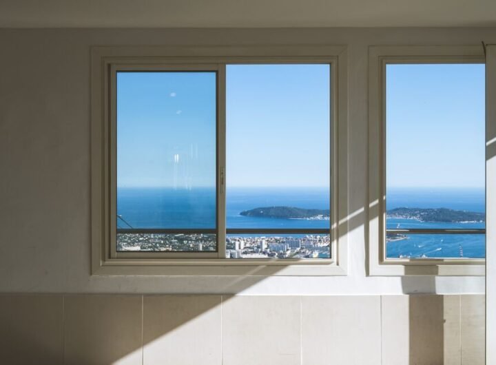 Porte alu sur mesure : un atout assurance habitation