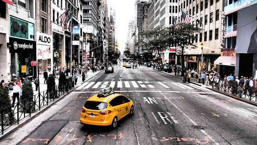 Rue animée avec piétons, taxis et magasins dans un cadre urbain