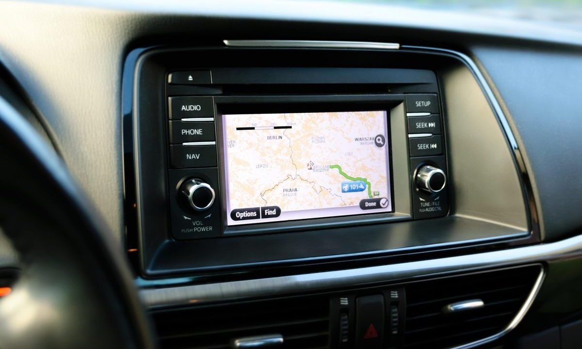 Écran de navigation GPS affichant une carte routière dans l'habitacle d'une automobile
