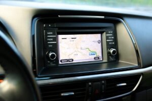Écran de navigation GPS affichant une carte routière dans l'habitacle d'une automobile