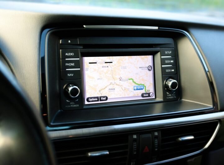 Écran de navigation GPS affichant une carte routière dans l'habitacle d'une automobile