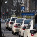 Une rangée de taxis beige attend devant un panneau U-Bahn