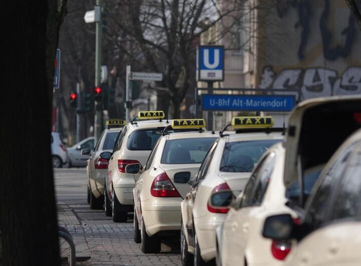 Une rangée de taxis beige attend devant un panneau U-Bahn