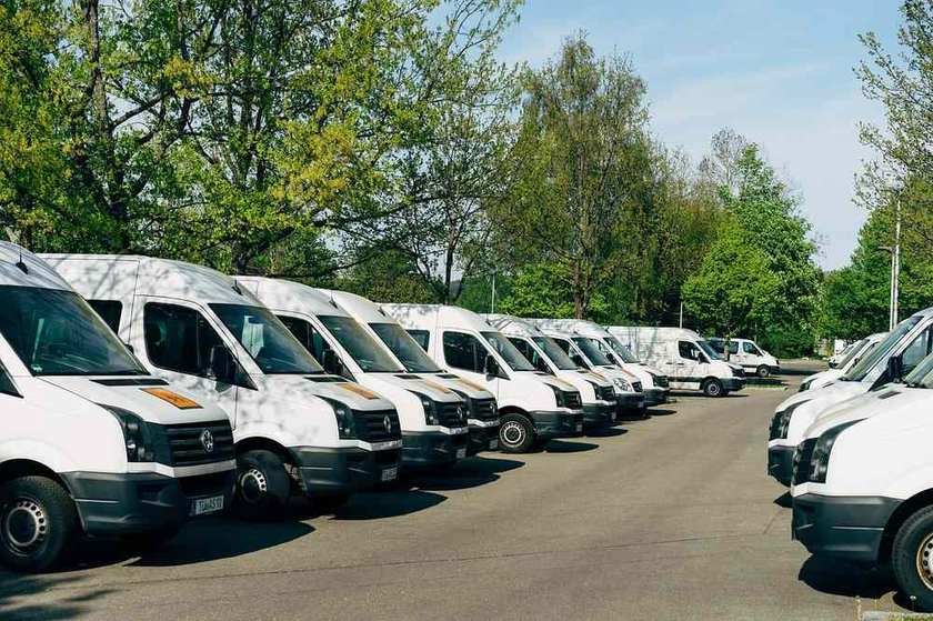 Clés de voiture remises par un loueur de taxis