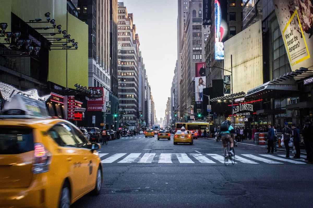 Une rue animée de New York avec taxis jaunes et piétonniers