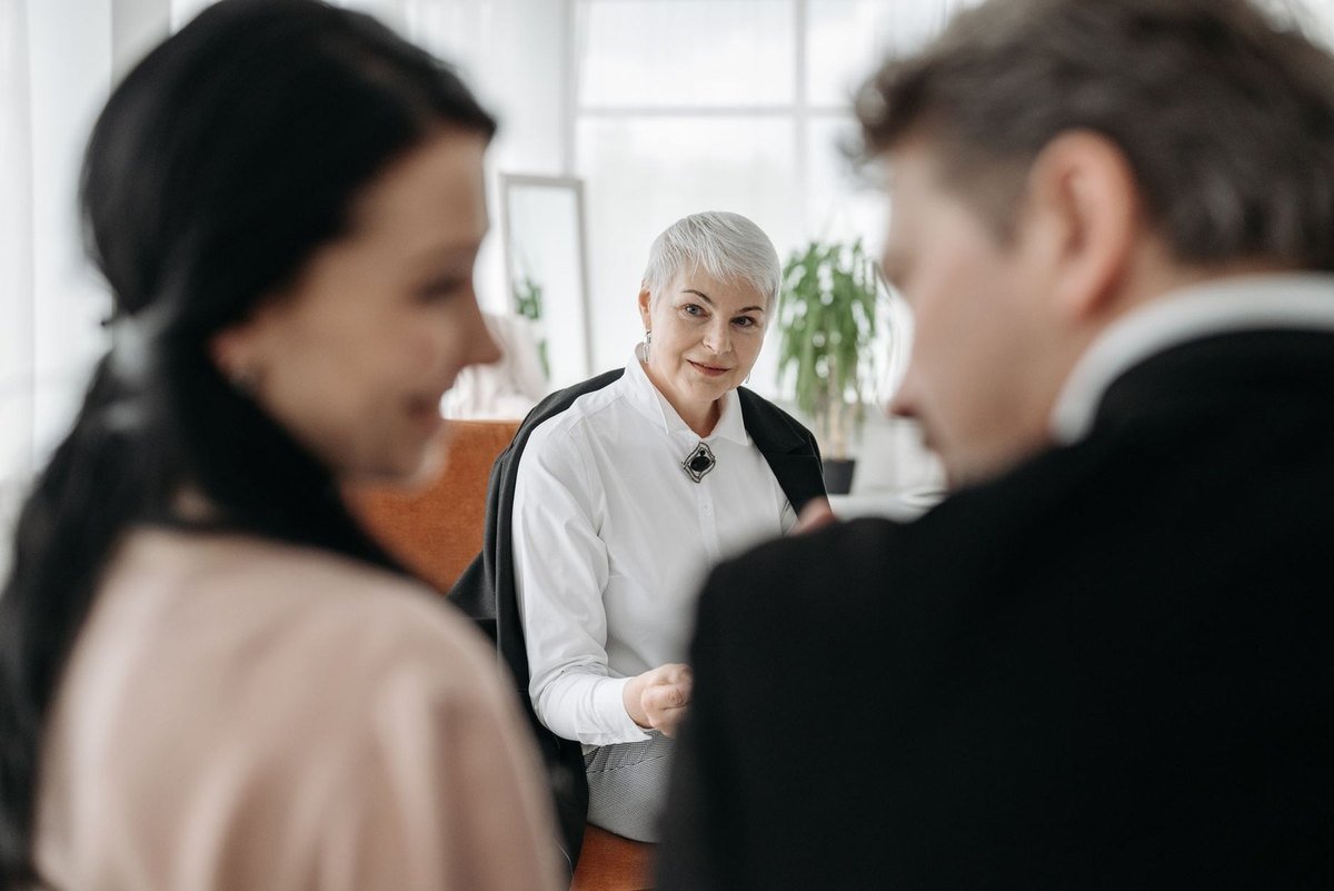 Professionnels en discussion dans un bureau moderne avec végétation