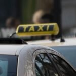 Des taxis jaunes avec panneaux 'TAXI' stationnés dans la rue