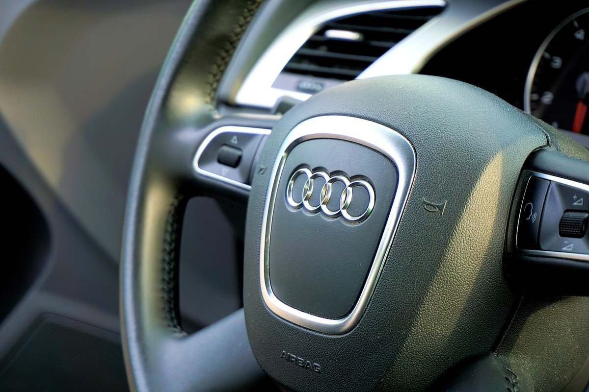 Volant en cuir avec logo Audi et commandes intégrées Volant en cuir avec logo Audi et commandes intégrées